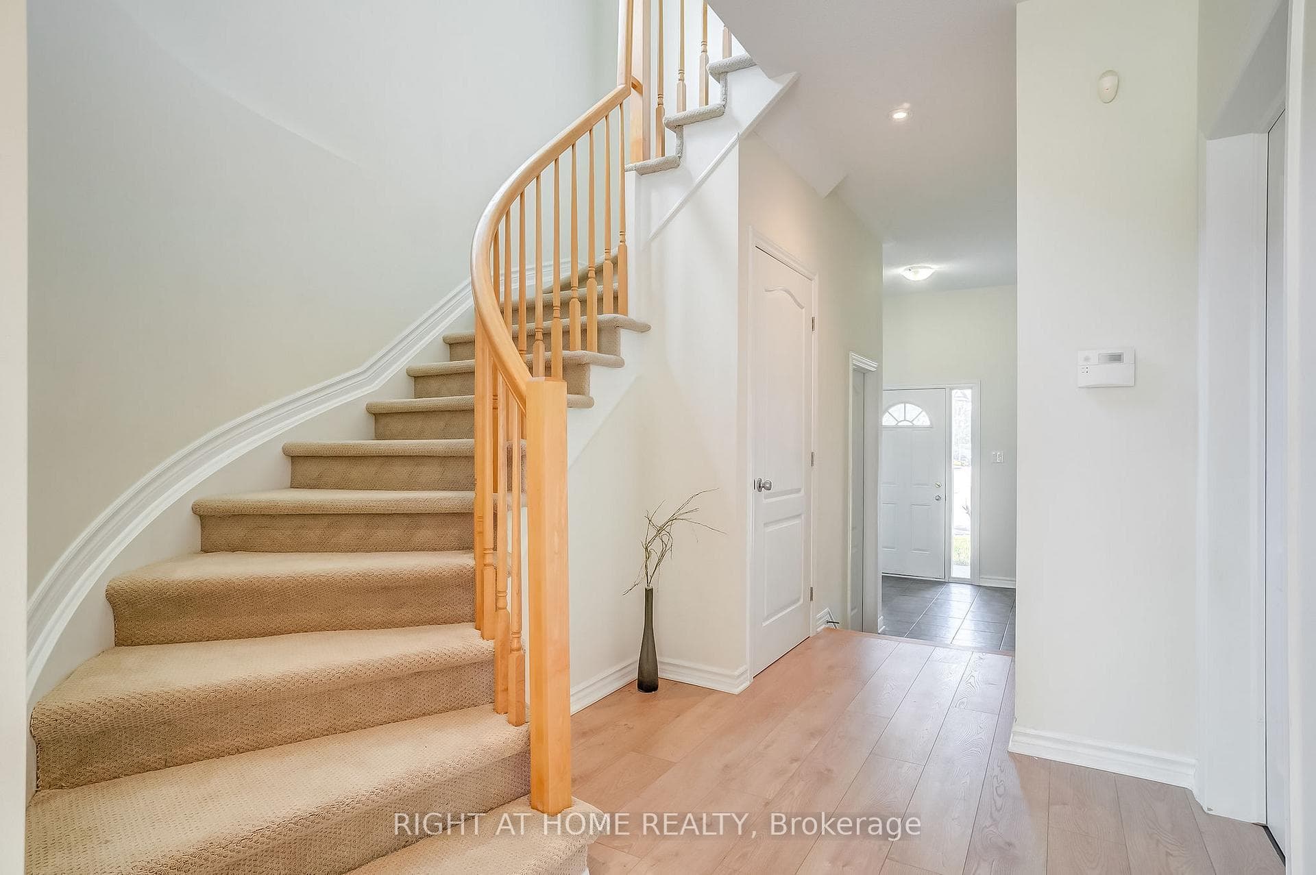 1074 Northgraves Crescent photo 7