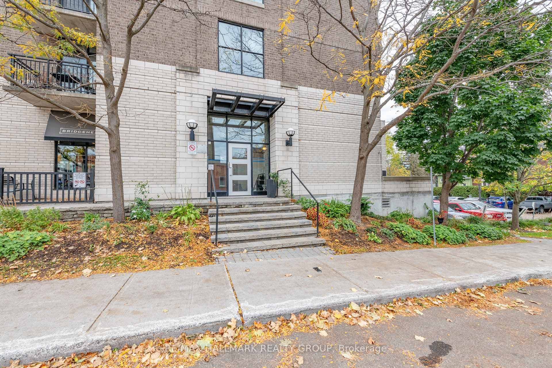 150 CAROLINE Avenue Unit 306 photo 3