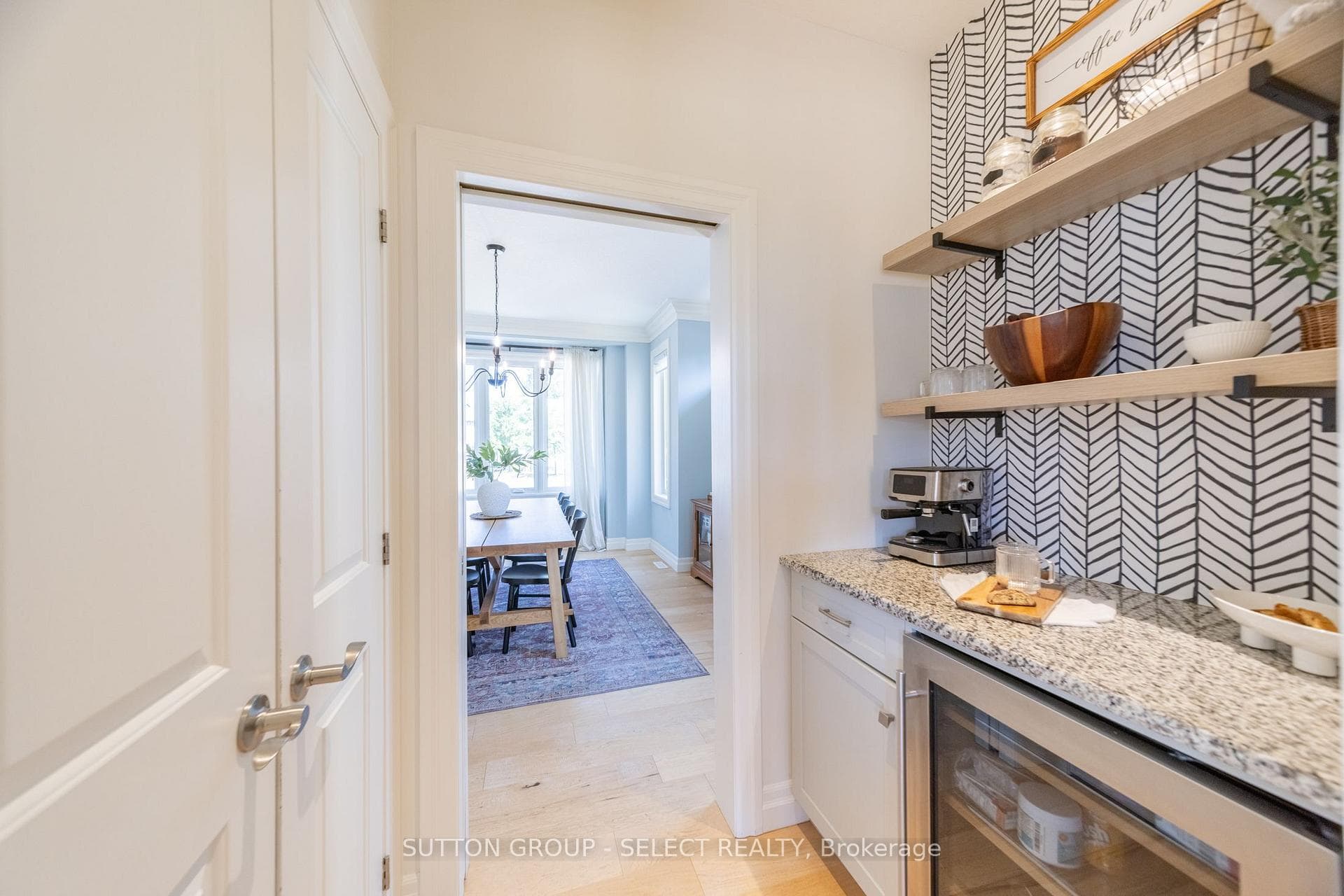 Servery/pantry serving the kitchen & dining areas