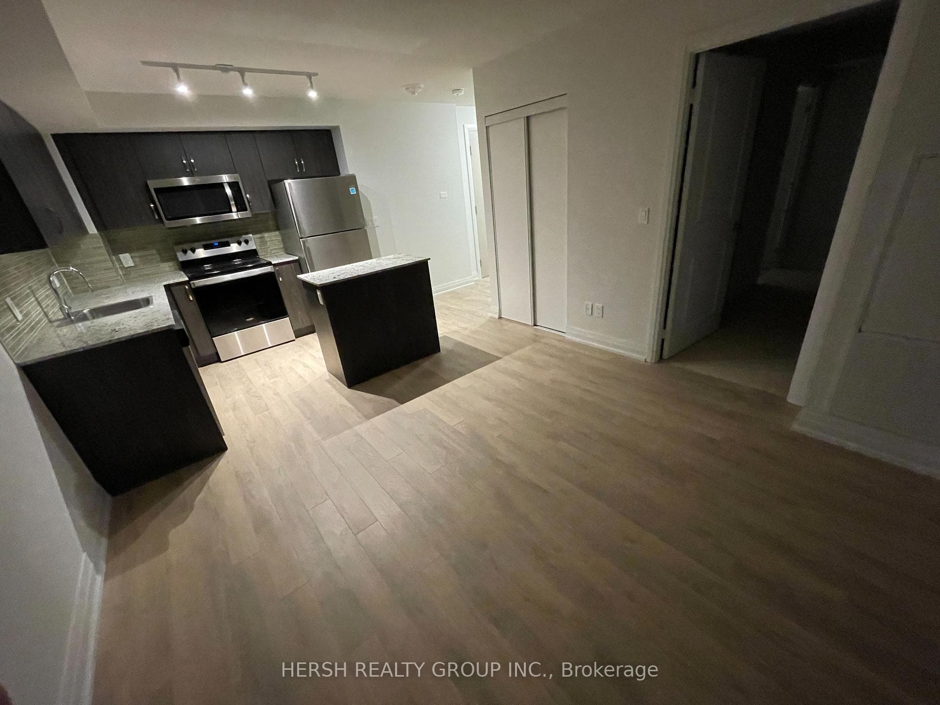 20 Meadowglen Place Unit 724 photo 5