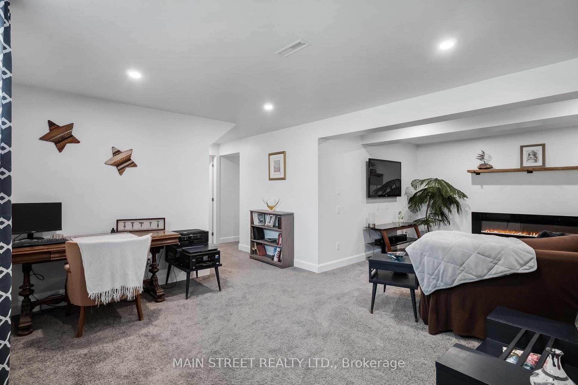 105 Maple Avenue photo 24