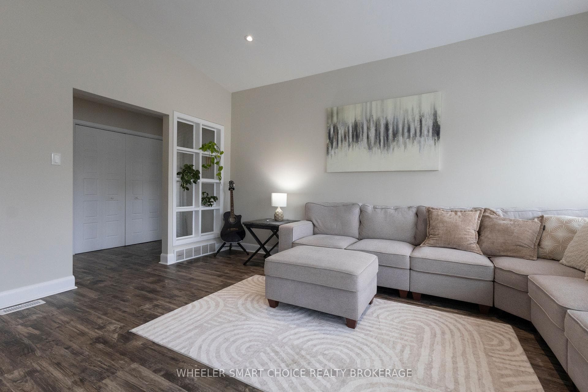 traditional and modern decor styles both work