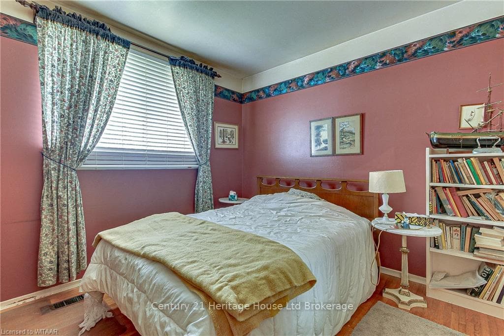 641 DURHAM Crescent photo 13
