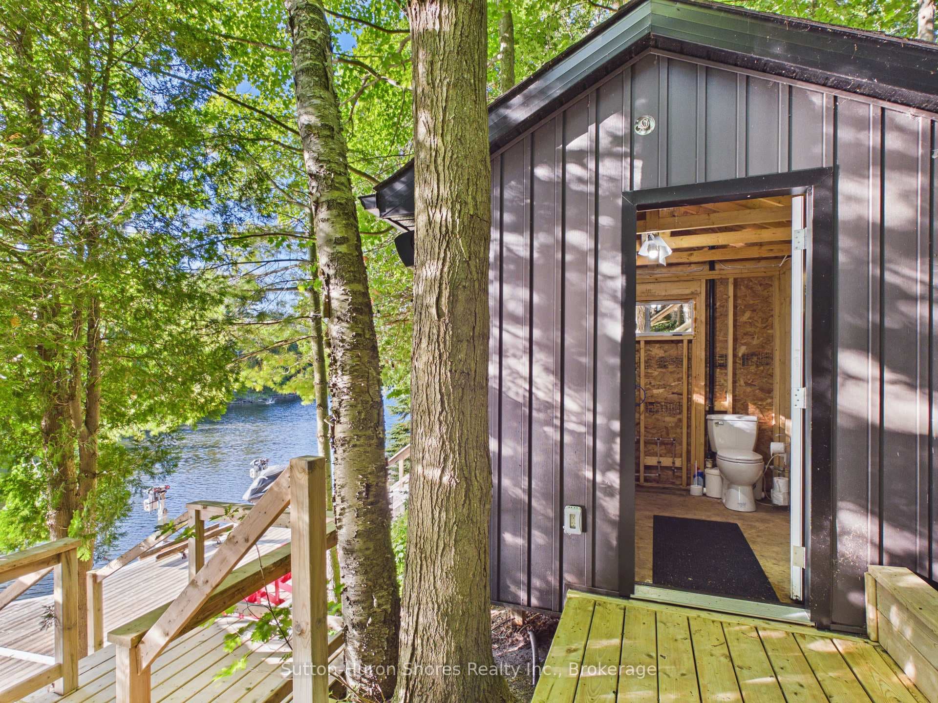 Pump house w/toilet.