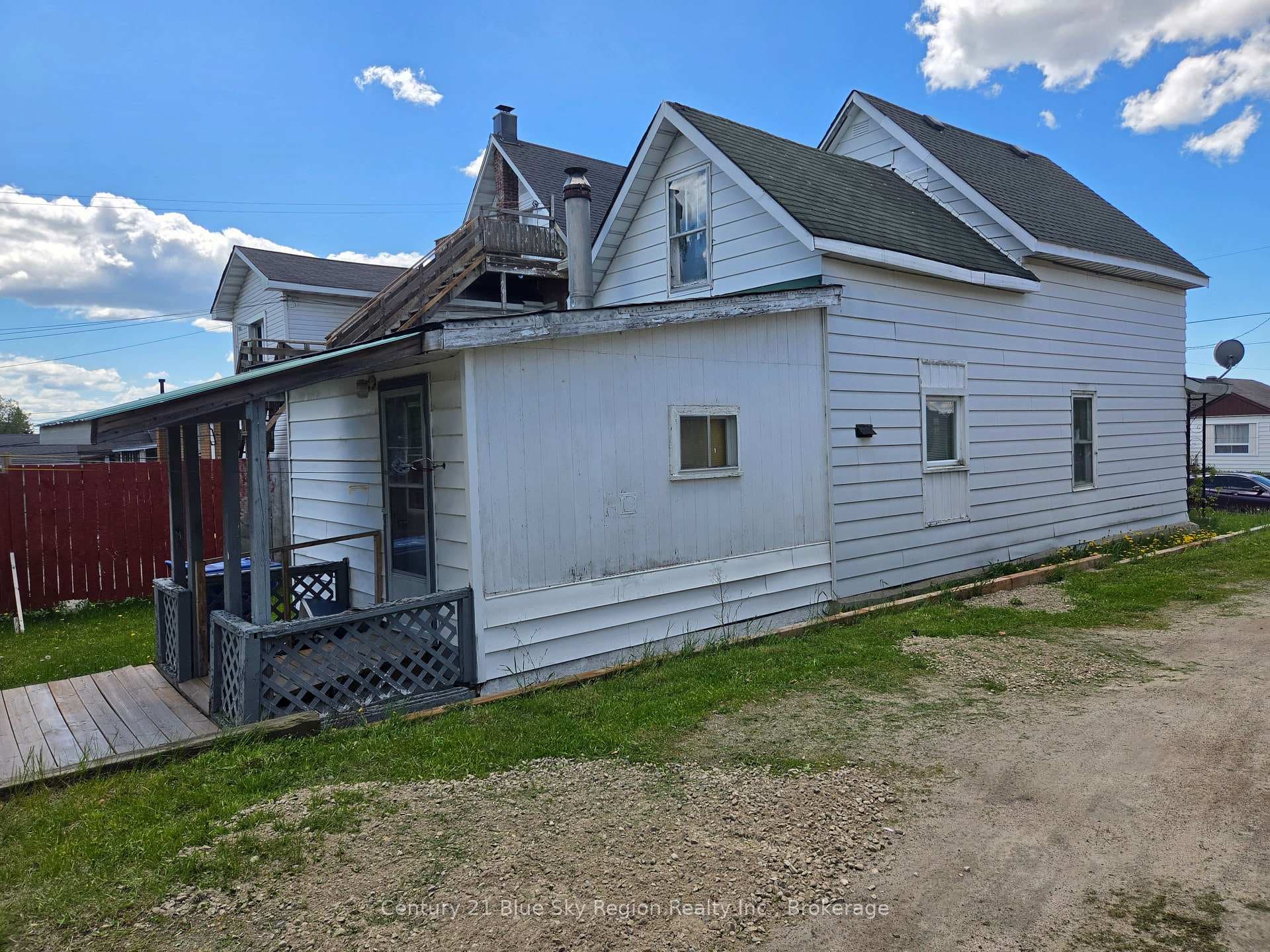 732 McIntyre Street photo 3