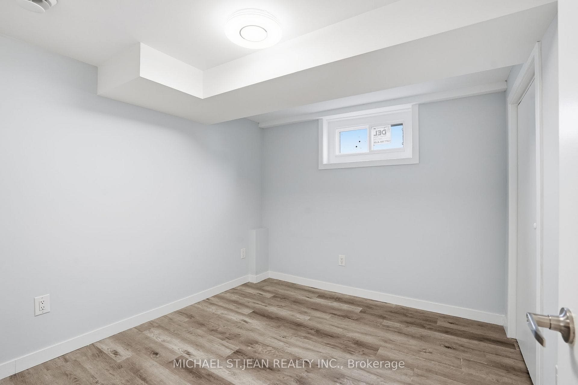 93 Wellington Street photo 36