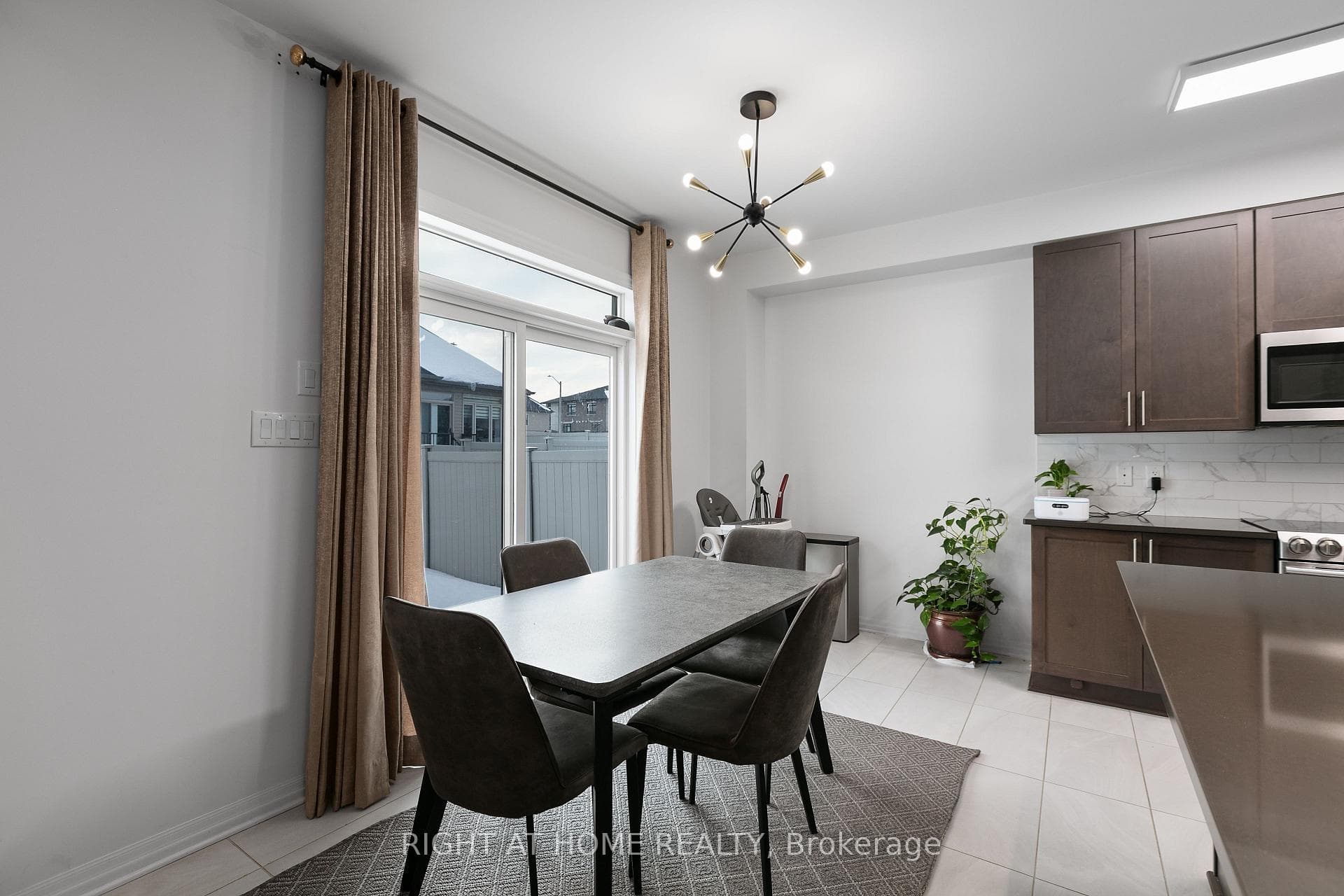 Kitchen & Breakfast Area