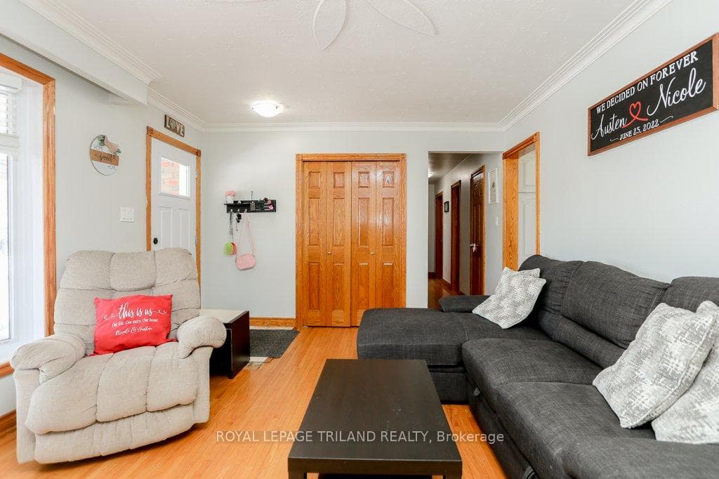 48 Lynn Crescent photo 13