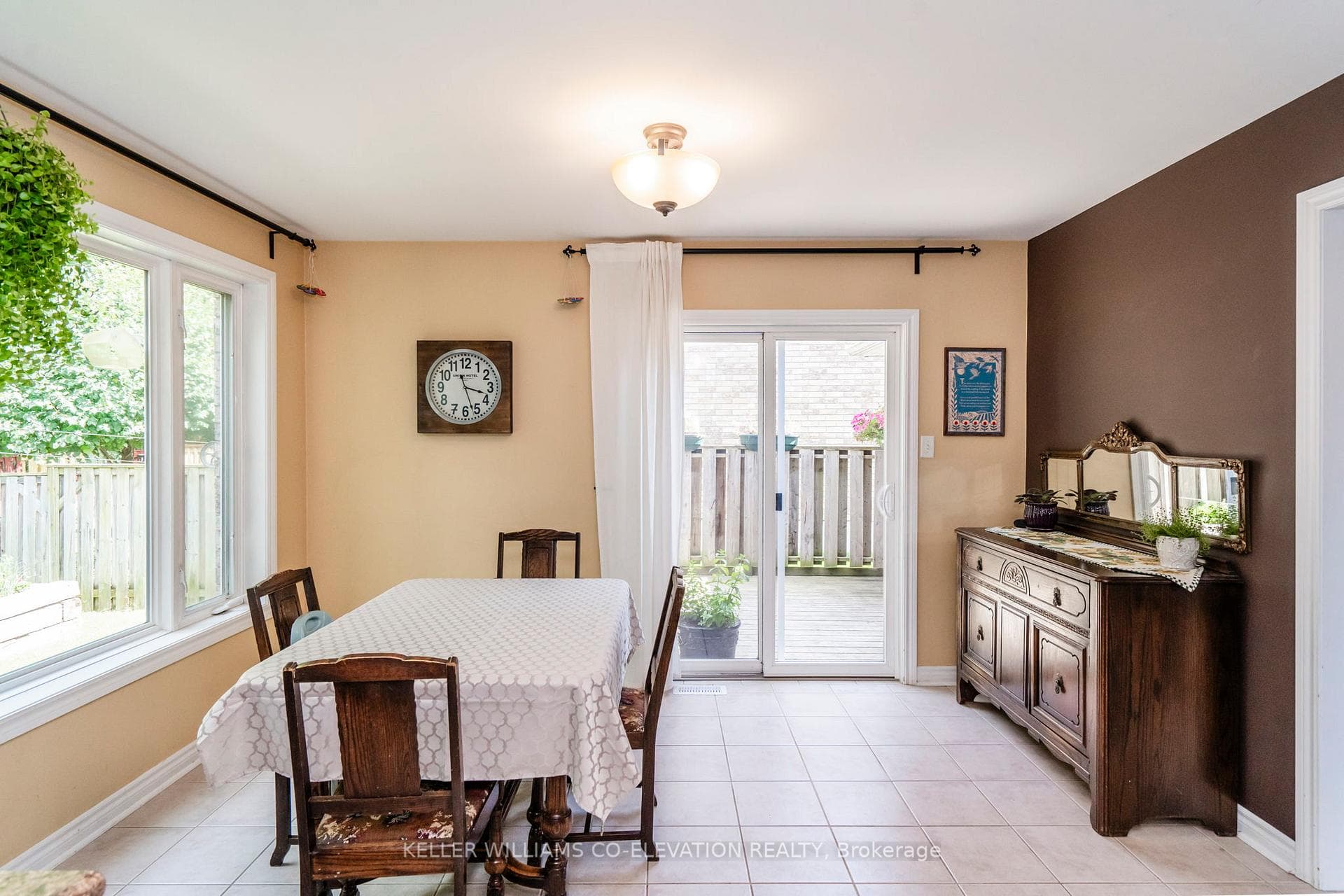 985 Whitney Crescent photo 9