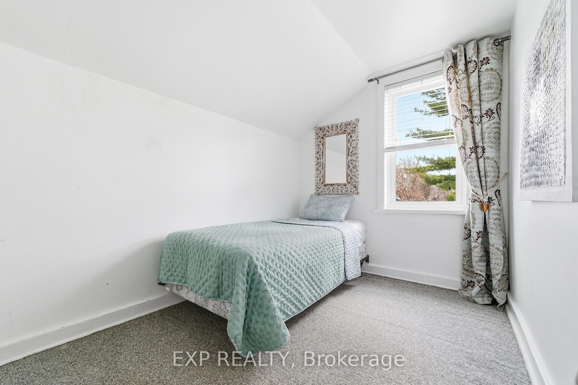 162 Hincks Avenue photo 29