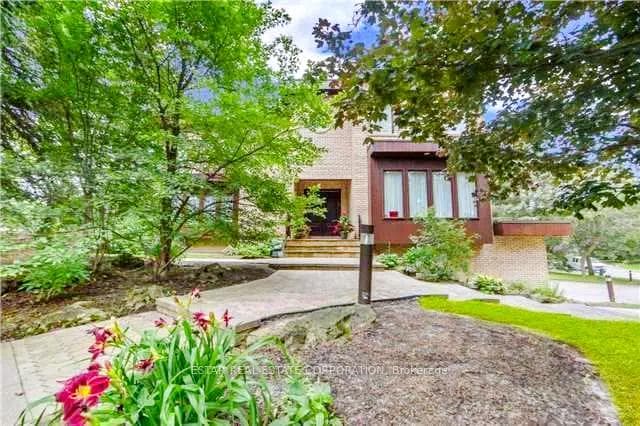 15 Moodie Drive photo 4