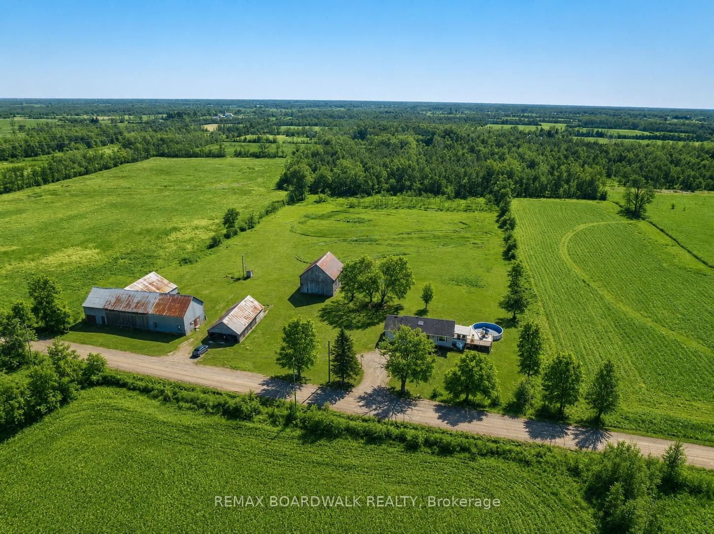 885 Townline Road photo 4