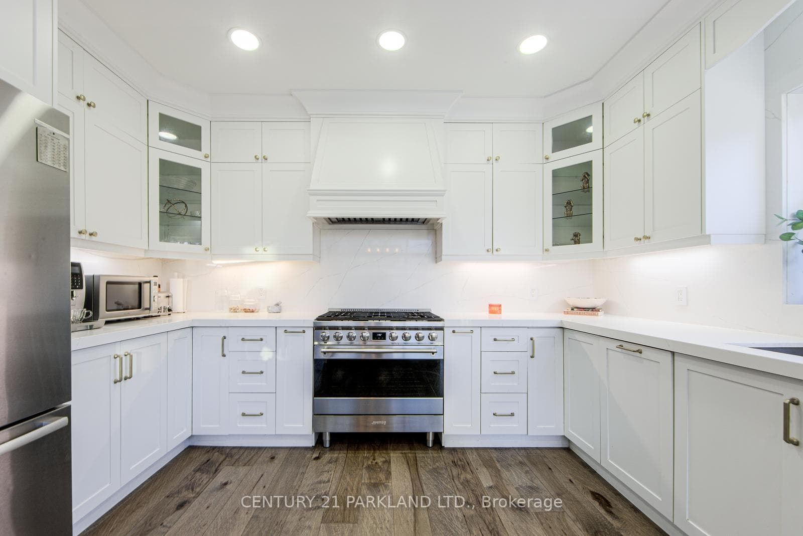 Kitchen w Stainless Steel Appliances