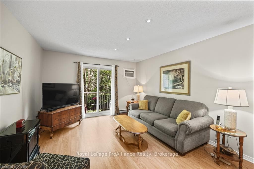 580 ARMSTRONG Road Unit 202 photo 6