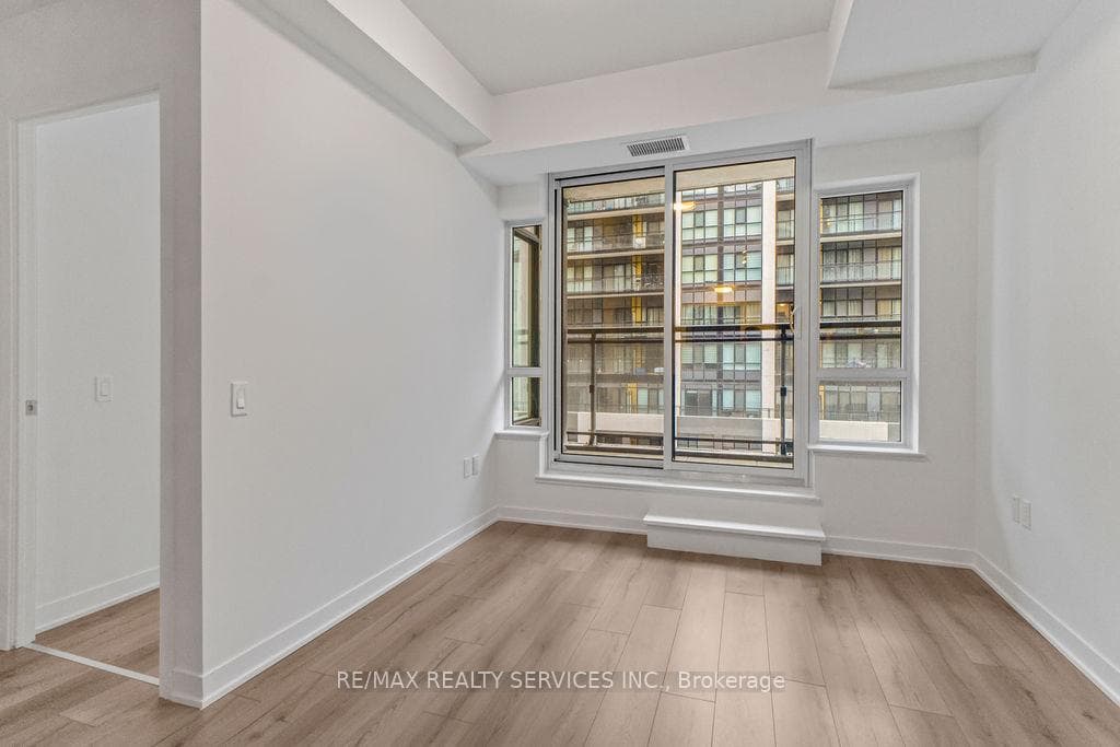 395 Dundas Street Unit 421 photo 14
