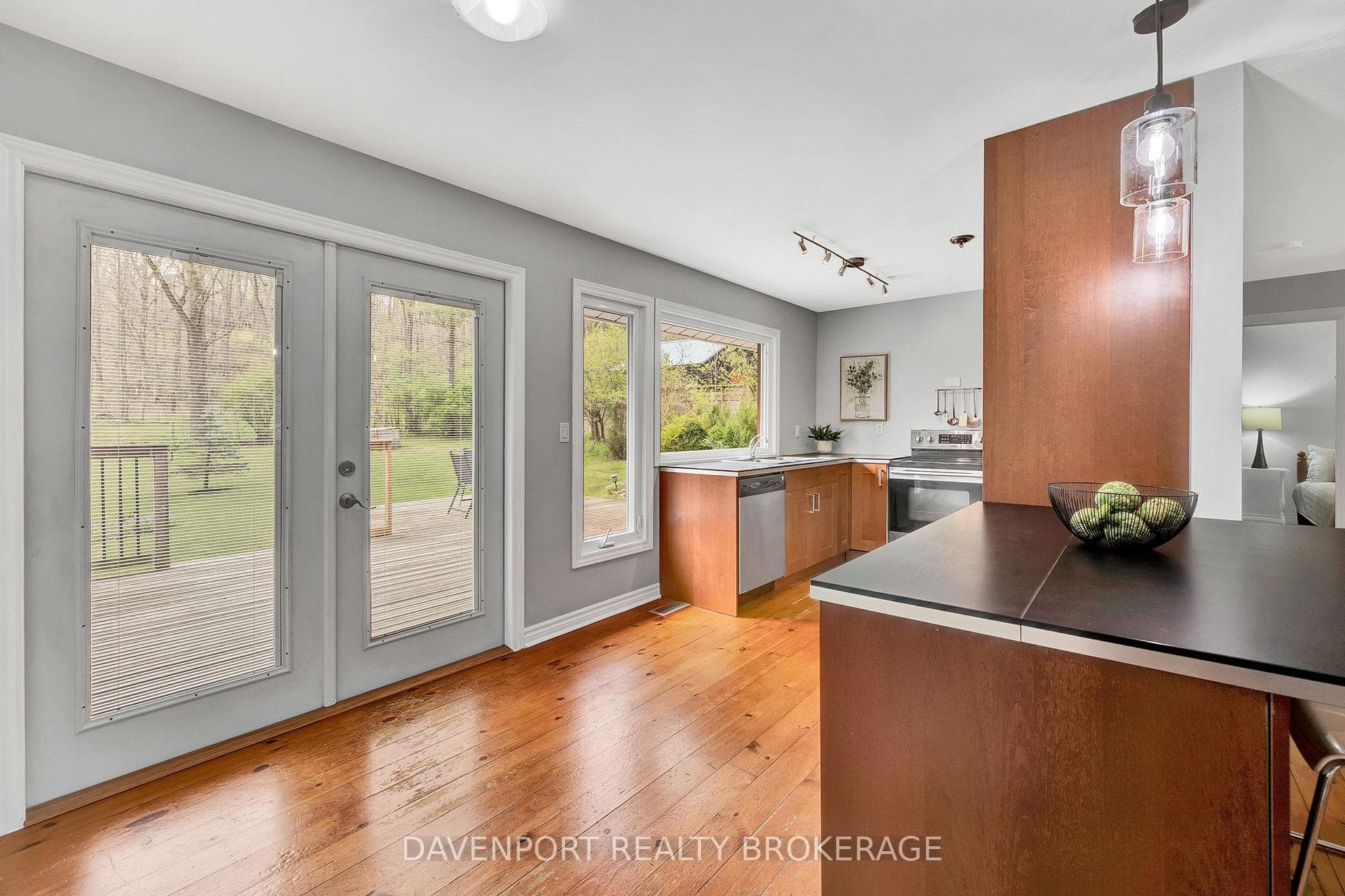 69 Laurel Street photo 4