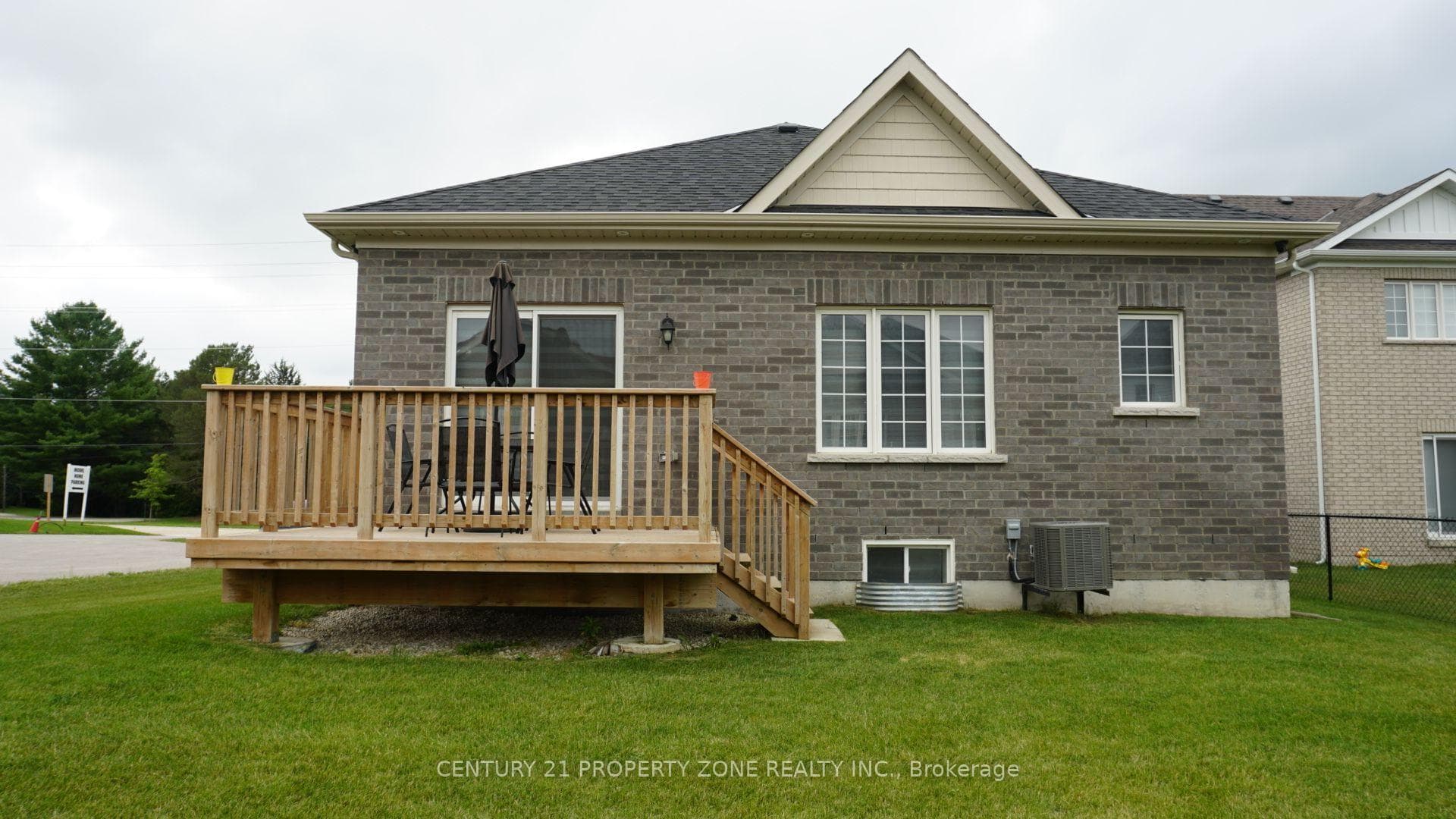 227 Mowat Street photo 32