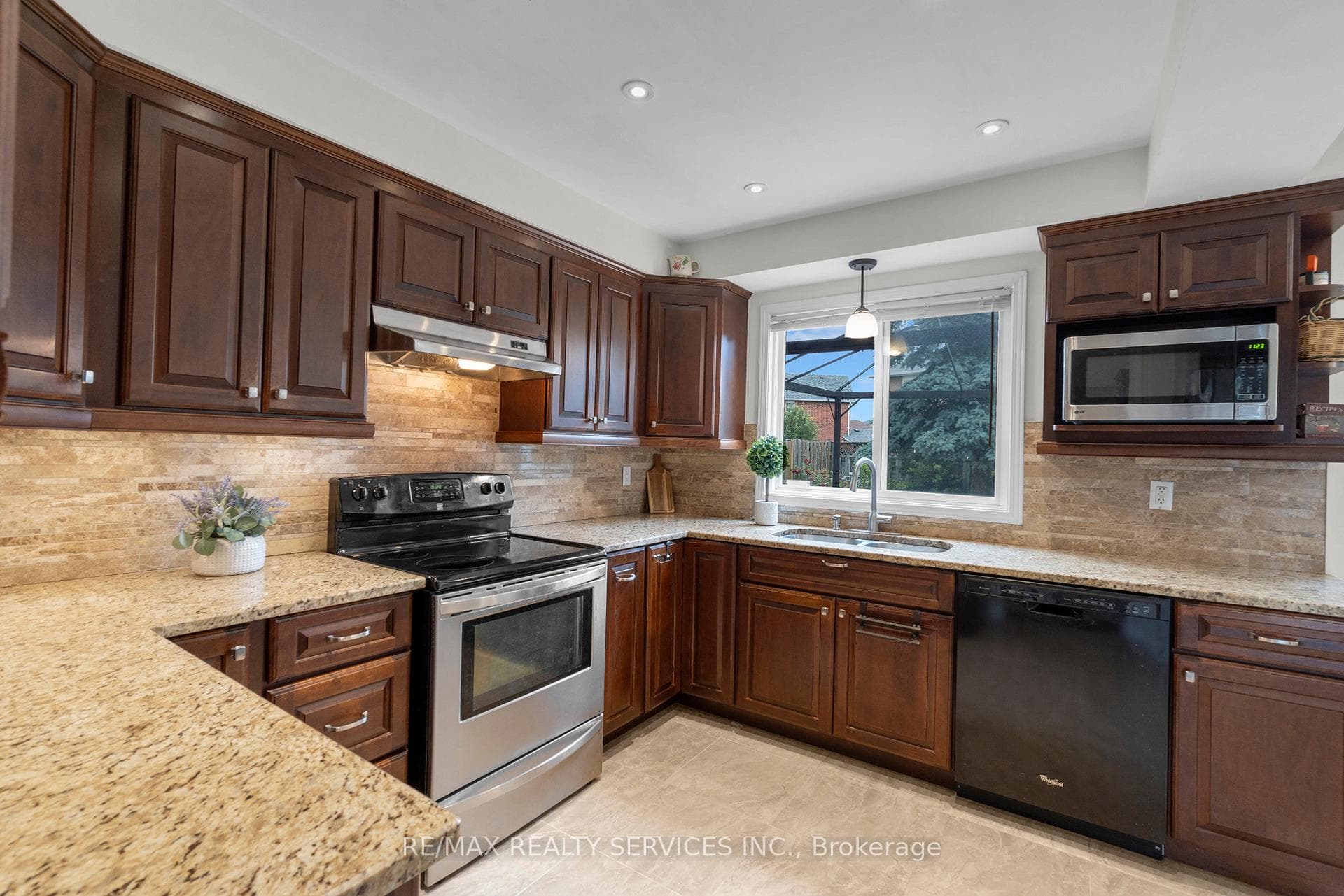 6 Hall Crescent photo 14