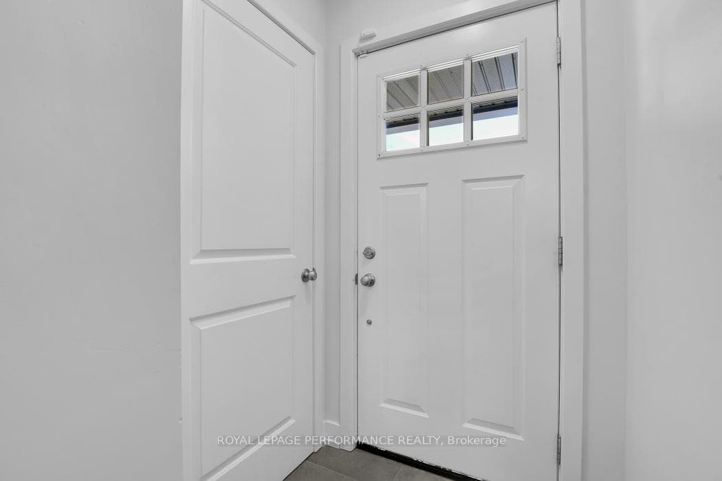 30 WHITCOMB Crescent photo 3