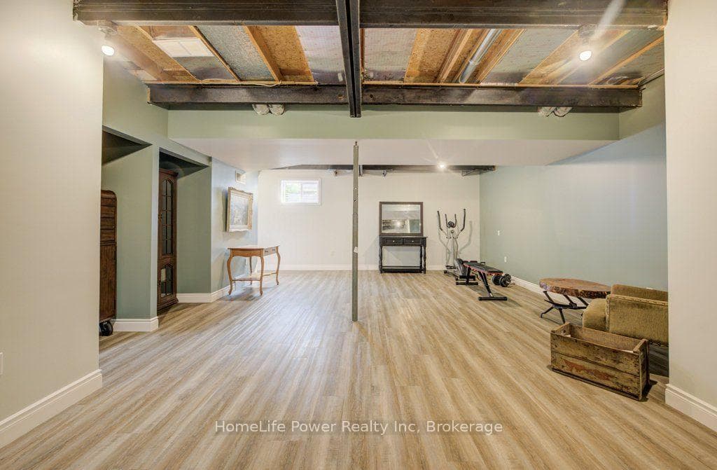 1077 QUEEN Street photo 19