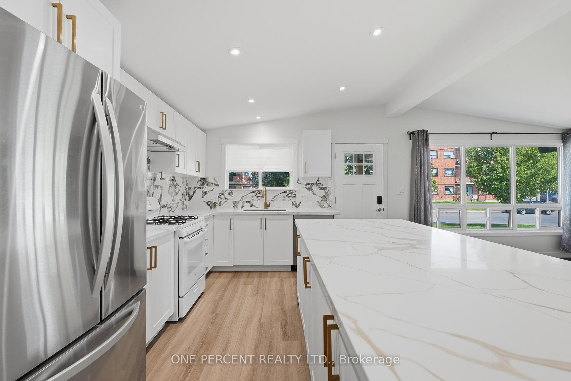 9 Bishopsgate Avenue photo 12