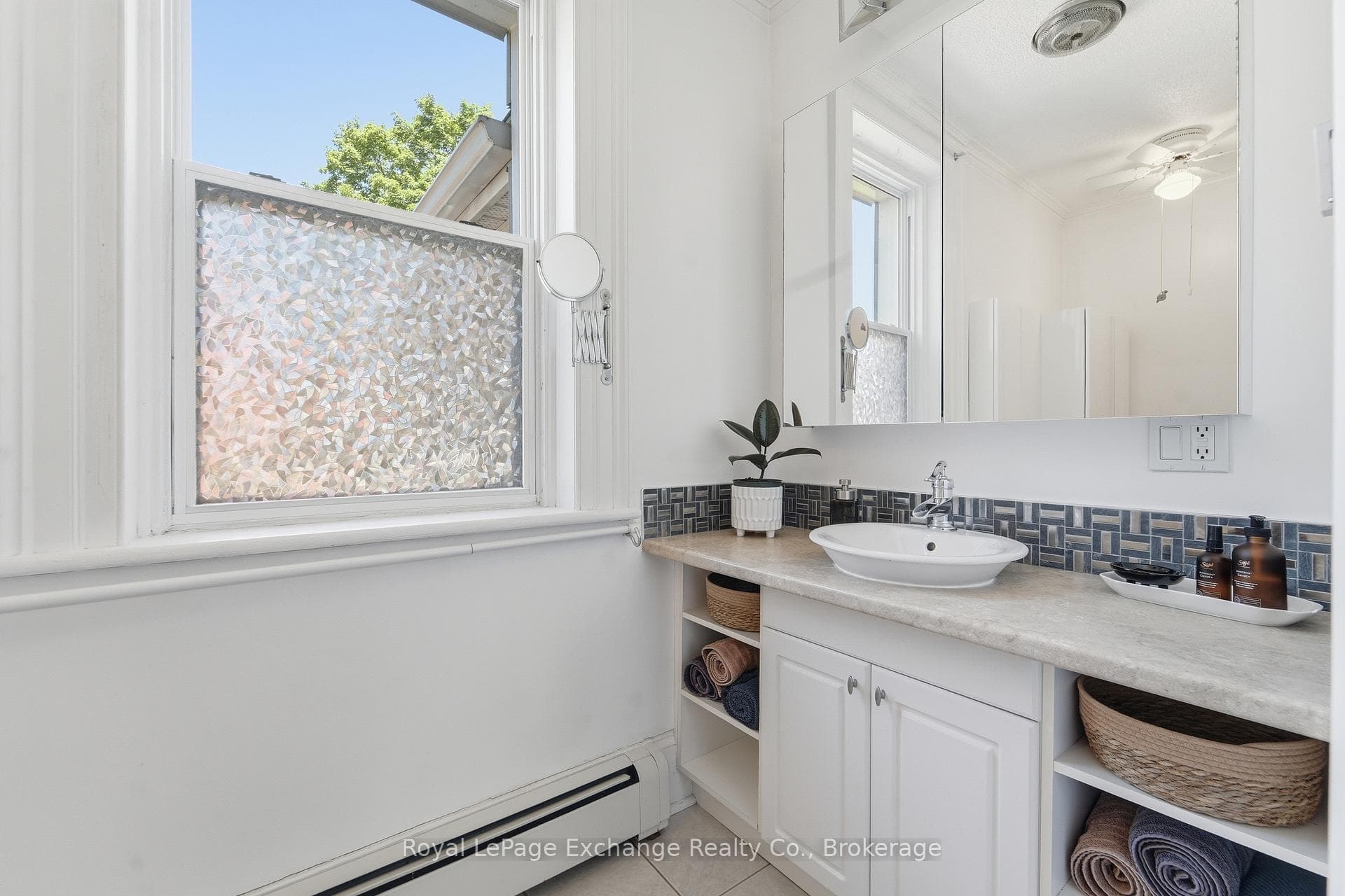 544 Queen Street photo 9