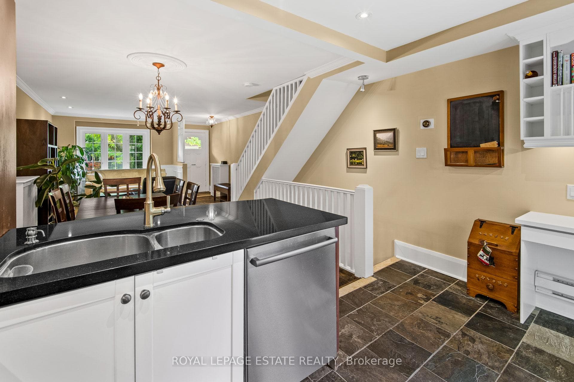 512 Soudan Avenue photo 14