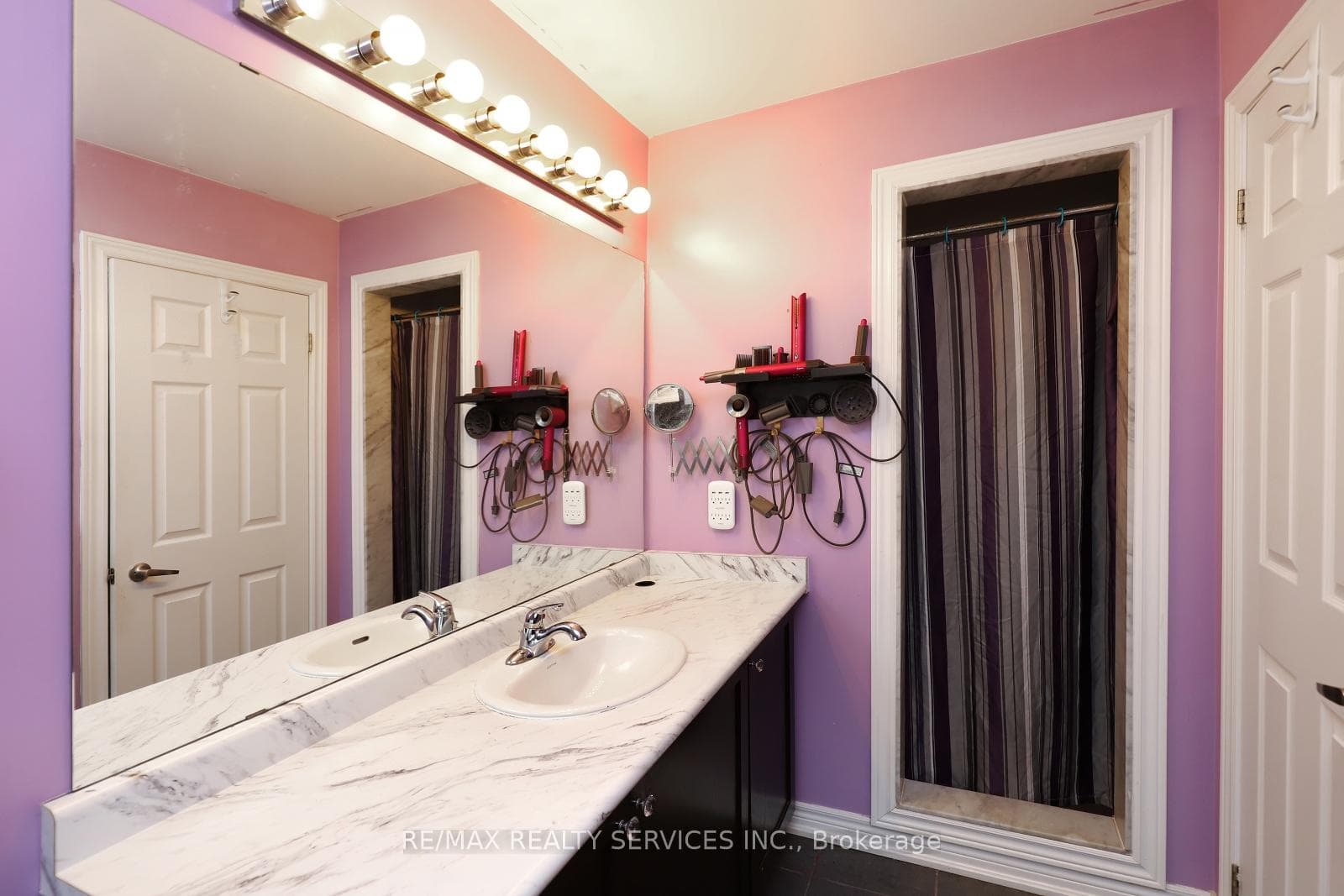 889 Cook Crescent photo 25