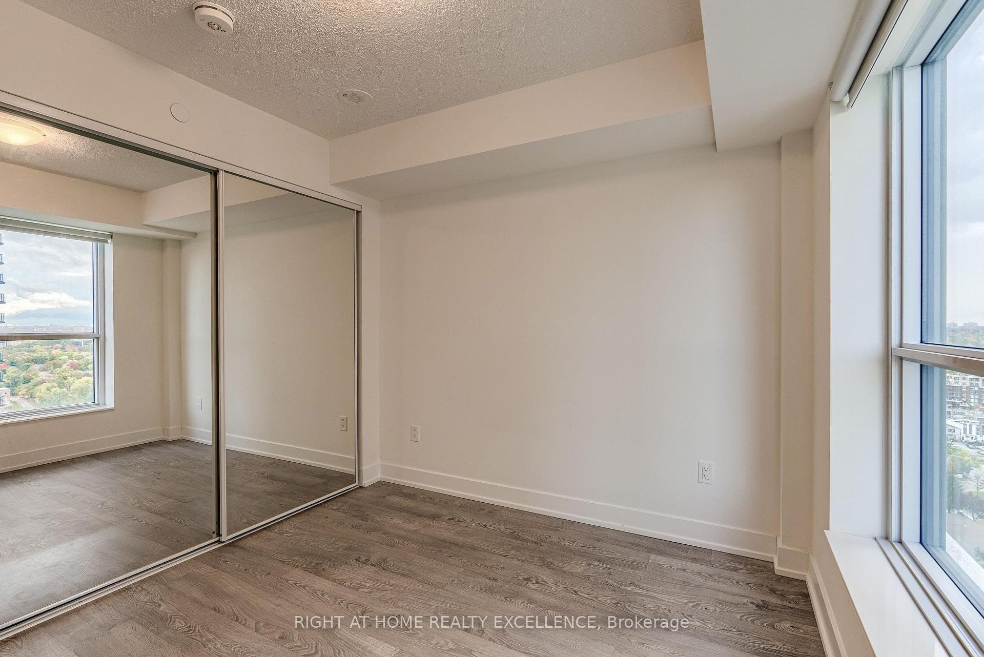 9 Mabelle Avenue Unit 2420 photo 21