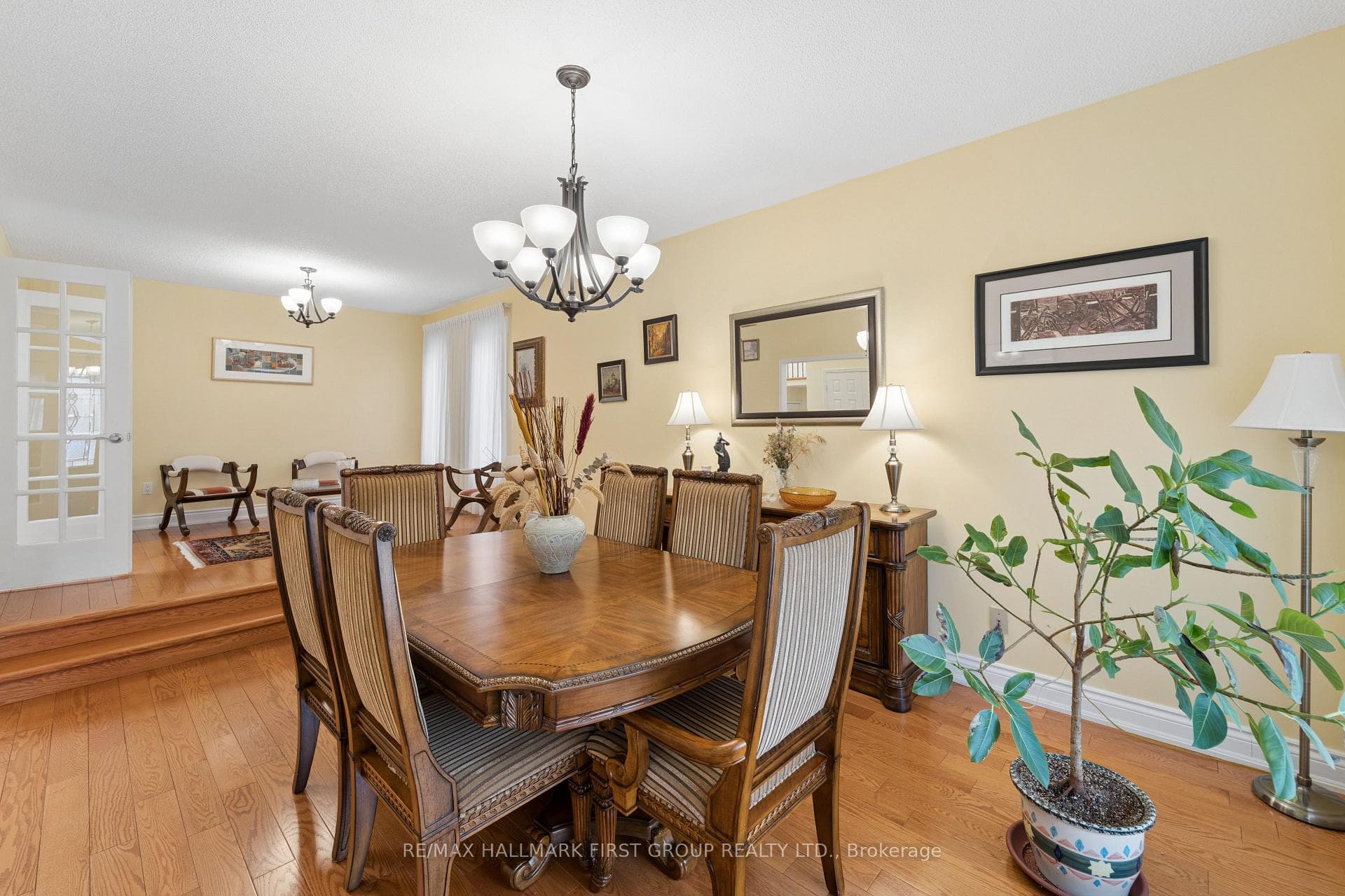 1592 Heathside Crescent photo 17