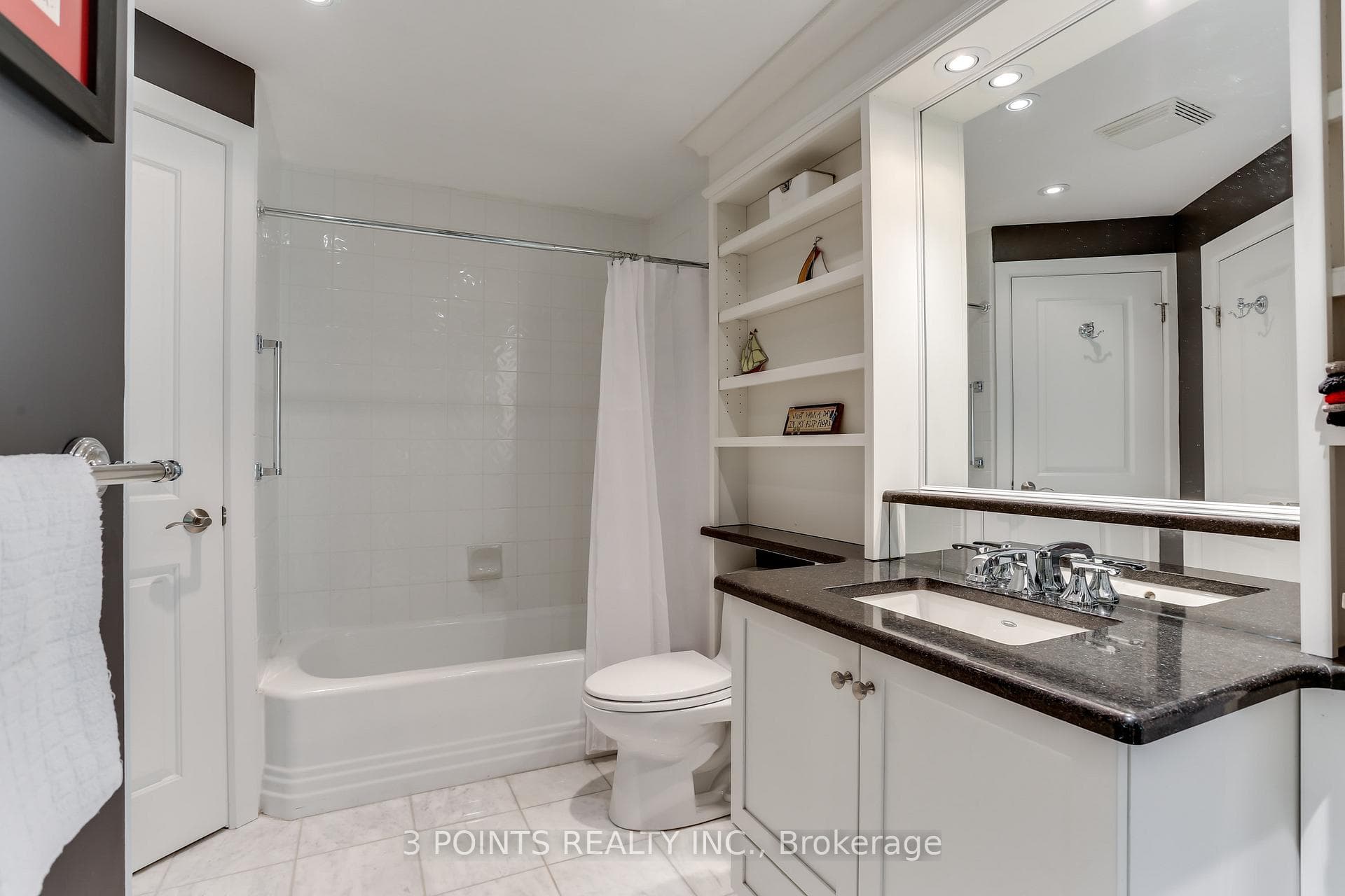 4 FRANCES Crescent photo 26