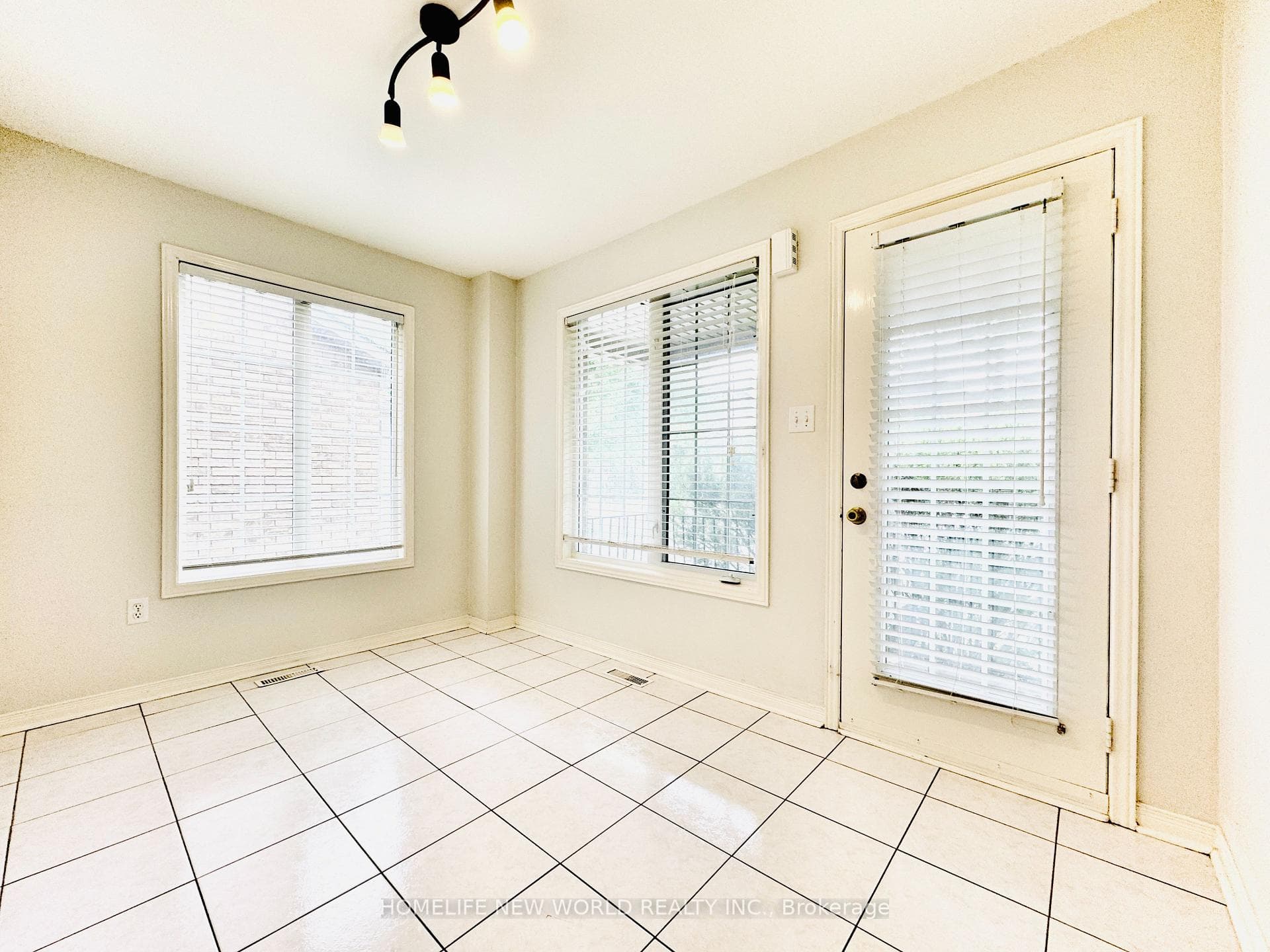 89 Warren Bradley Street photo 13