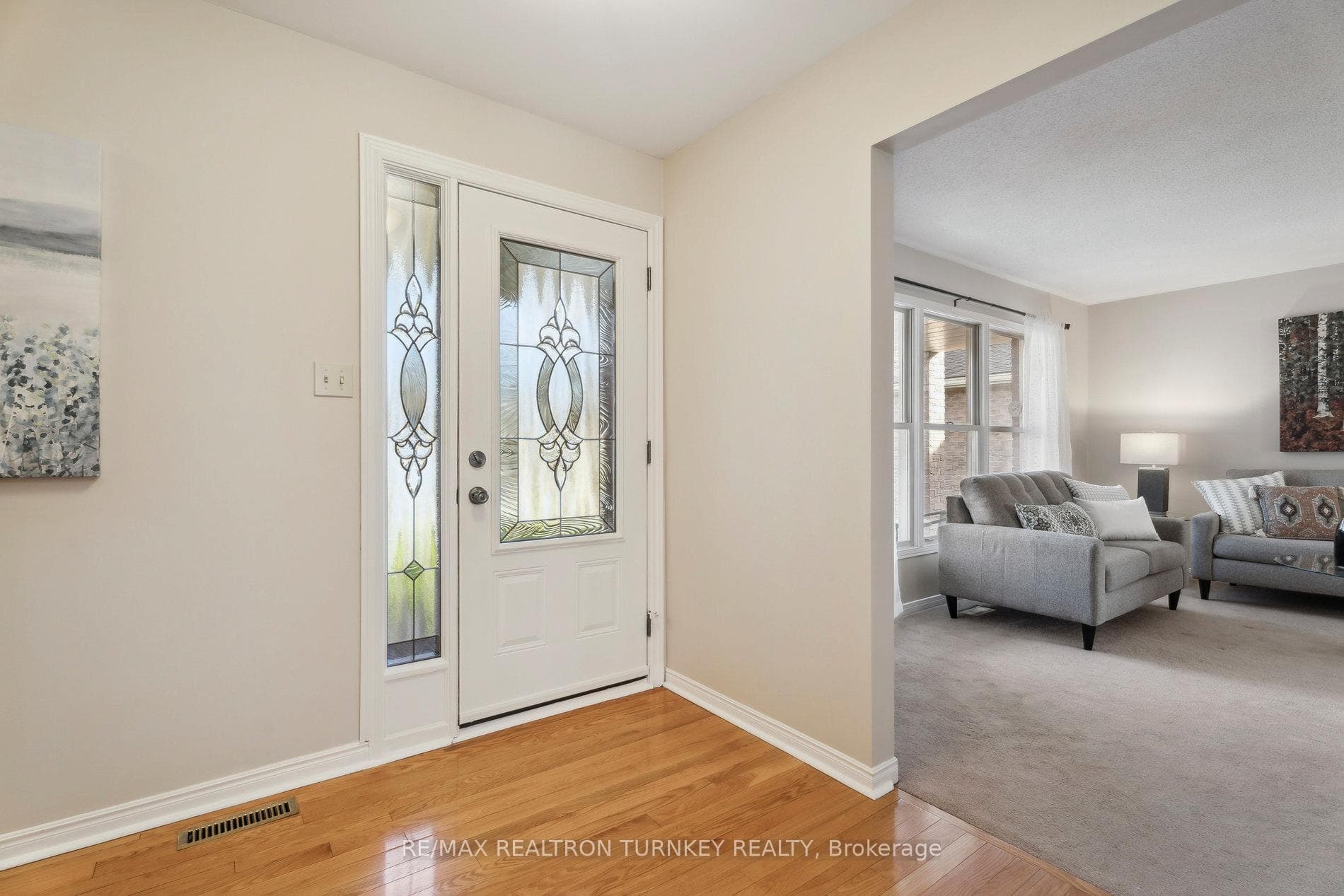 Spacious Entrance & Living Rm