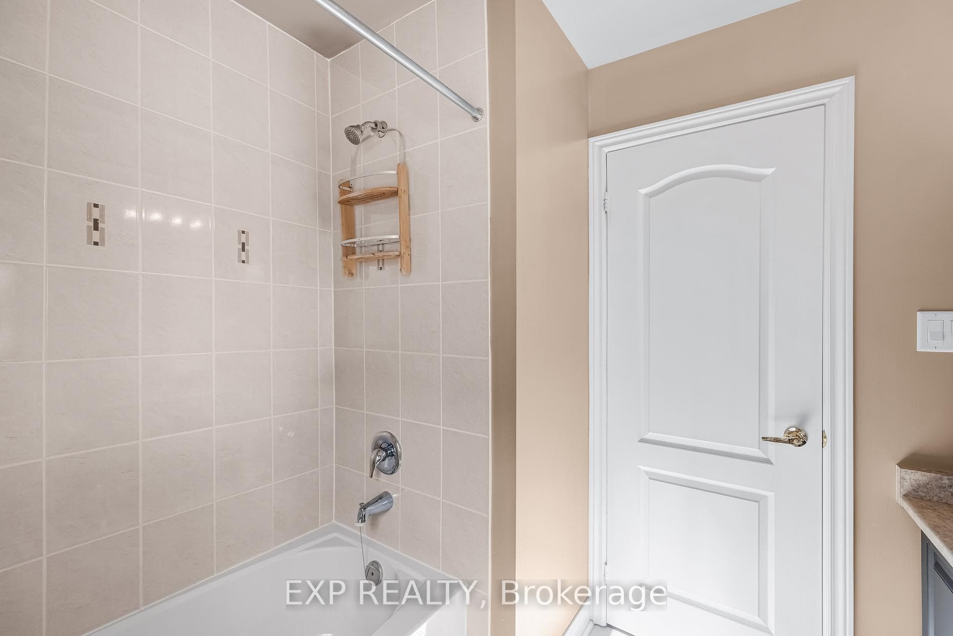 102 Juglans Crescent photo 28
