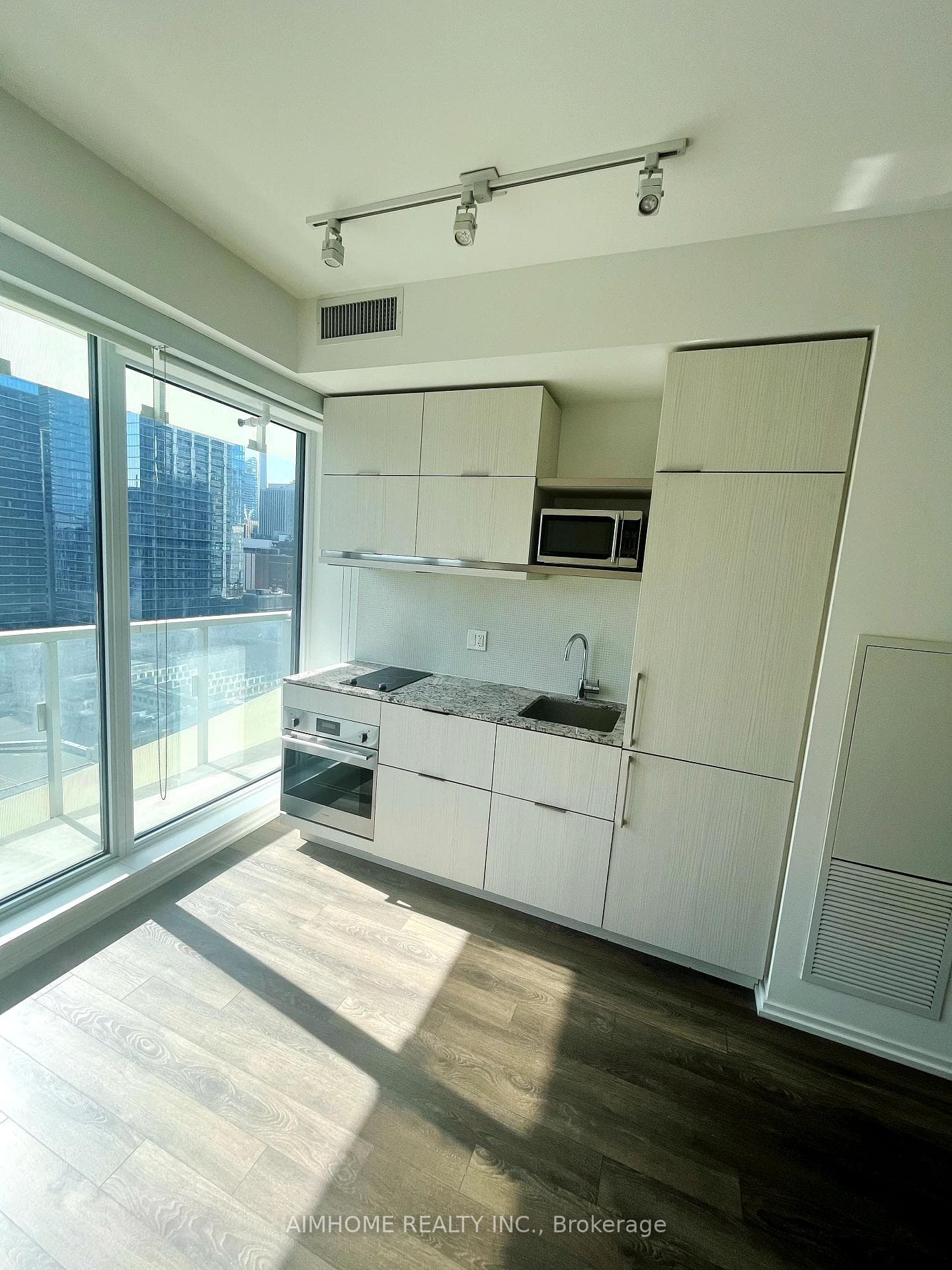 197 Yonge Street Unit 2108 photo 2