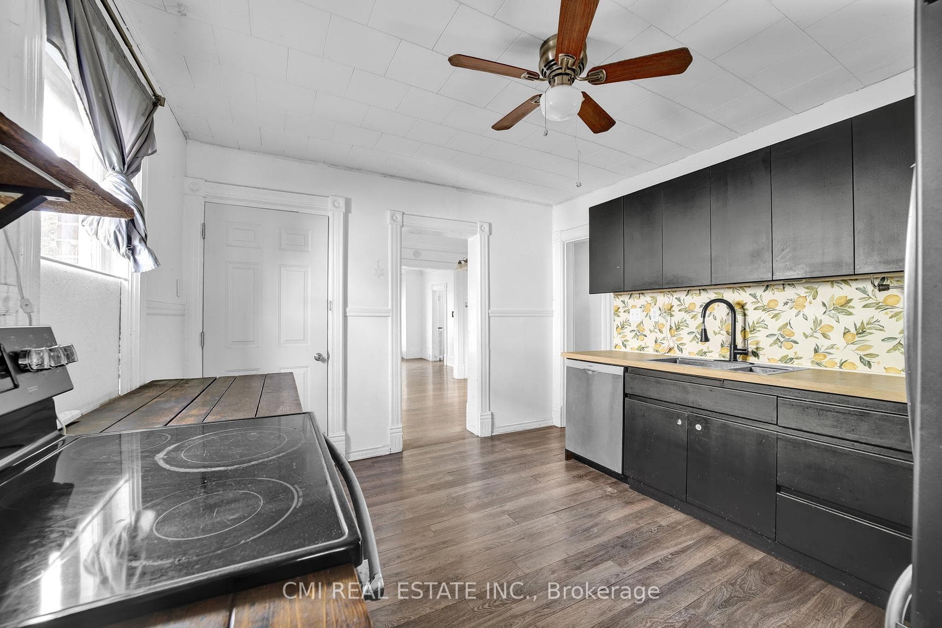 104 Grand River Avenue photo 6