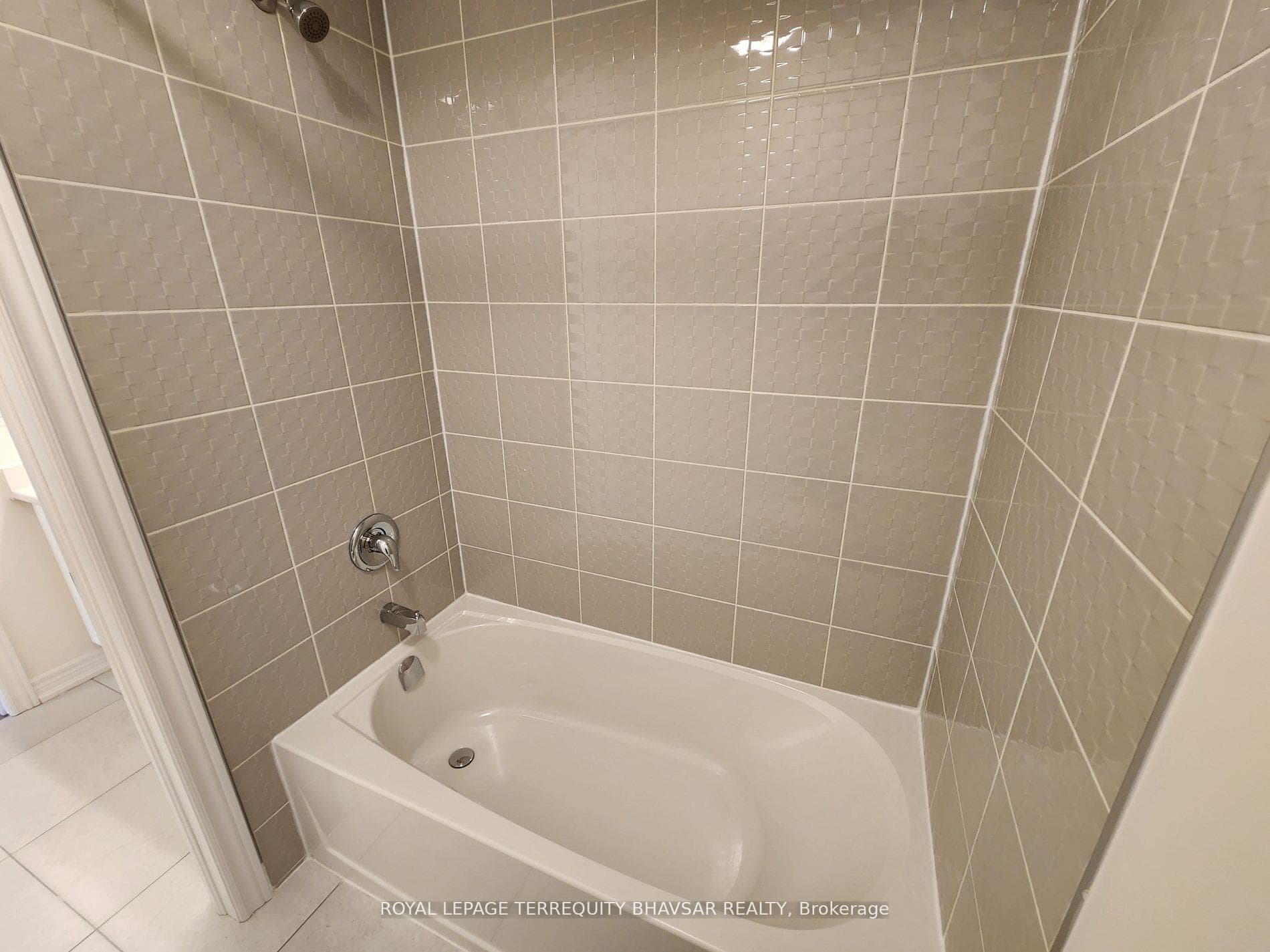 9 Roywood Street photo 32