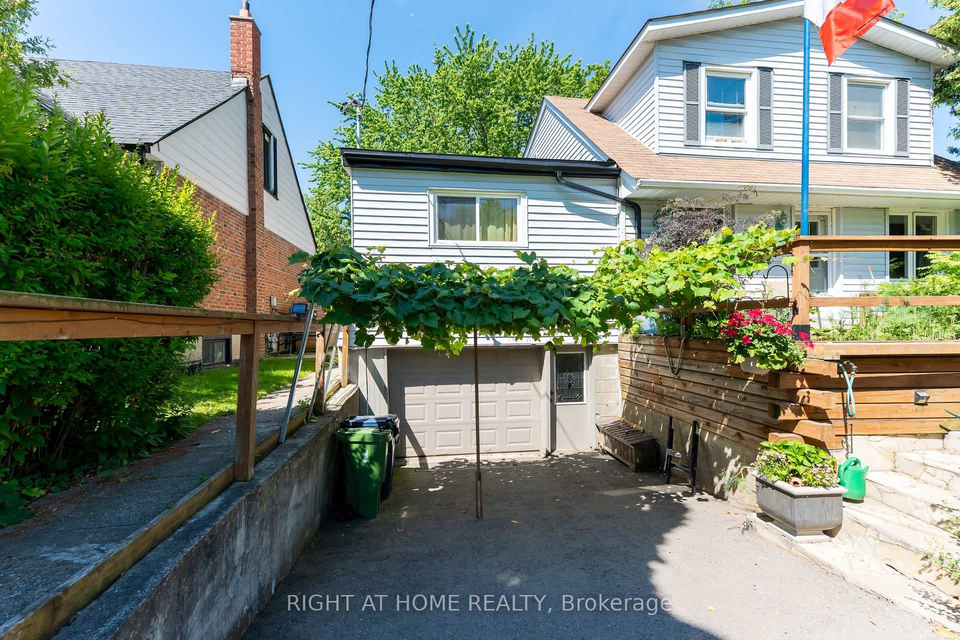 30 Allister Avenue photo 6