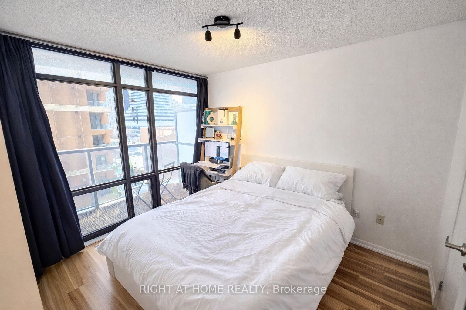 37 Grosvenor Street Unit 606 photo 6