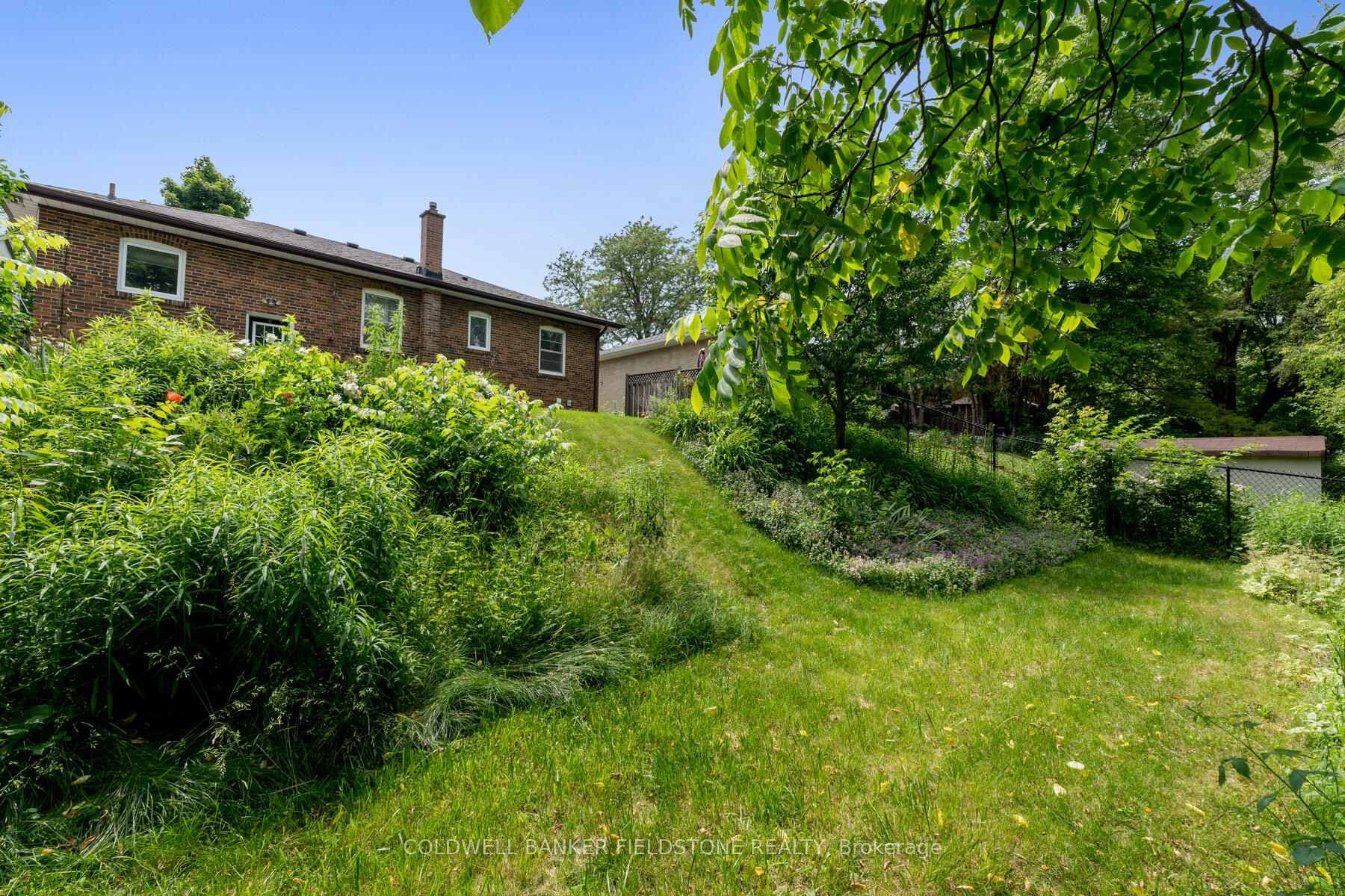 17 Hewson Crescent photo 36