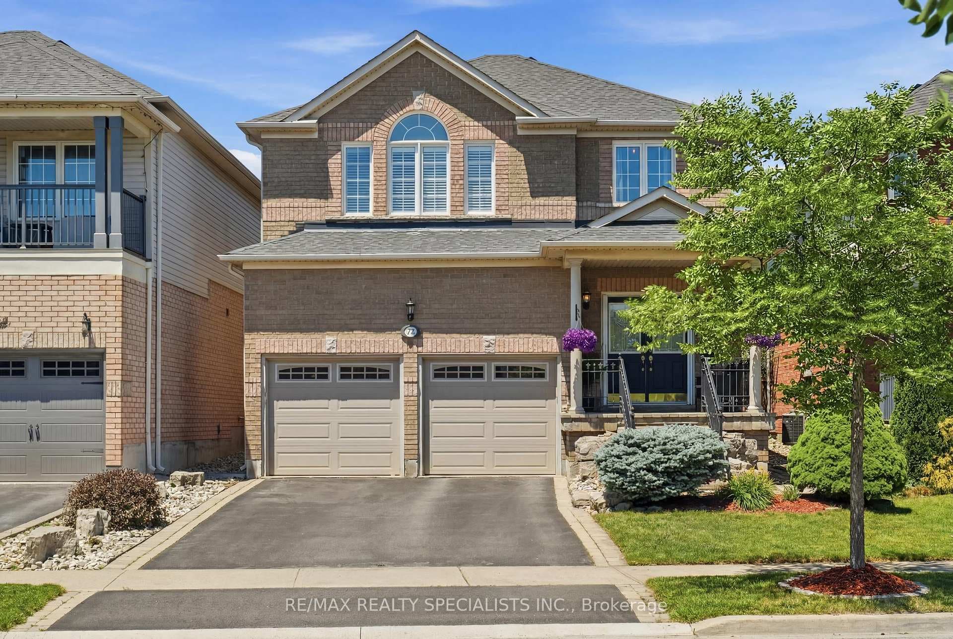 212 Ellis Crescent photo 2