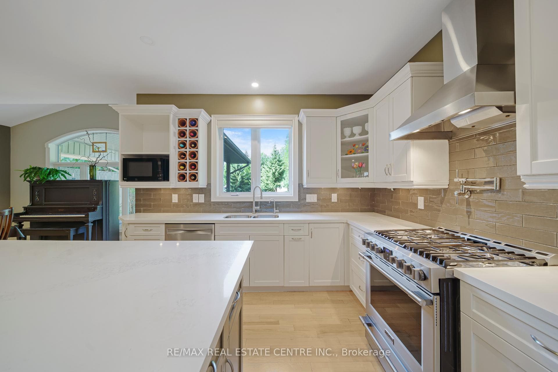 112 Dirksen Court photo 11