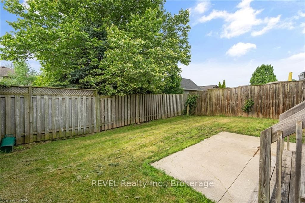 8160 BARRETT Crescent photo 33