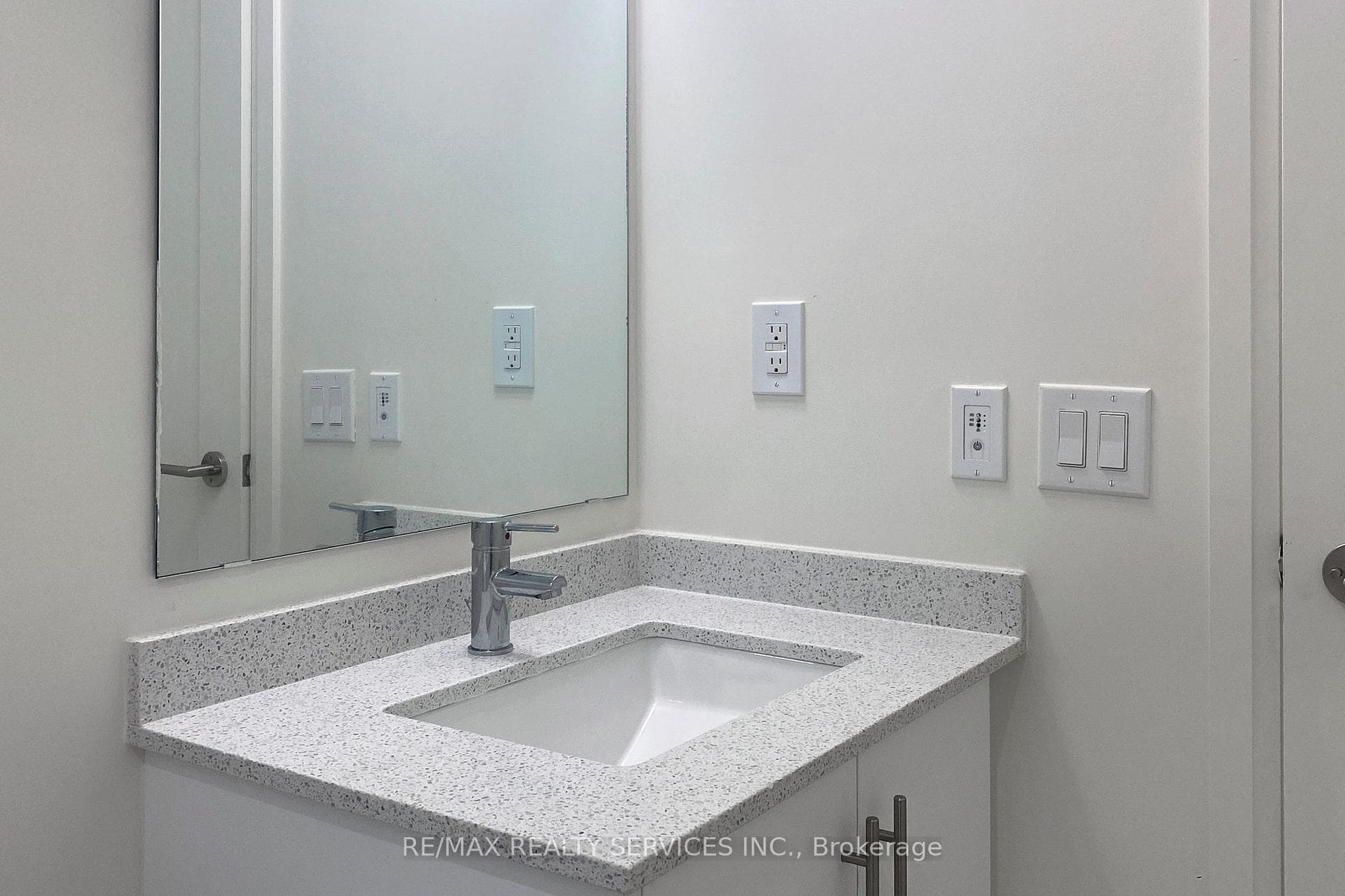 509 Dundas Street Unit 611 photo 25