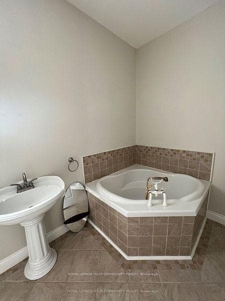 997 Leslie (Bsmt) Drive photo 8