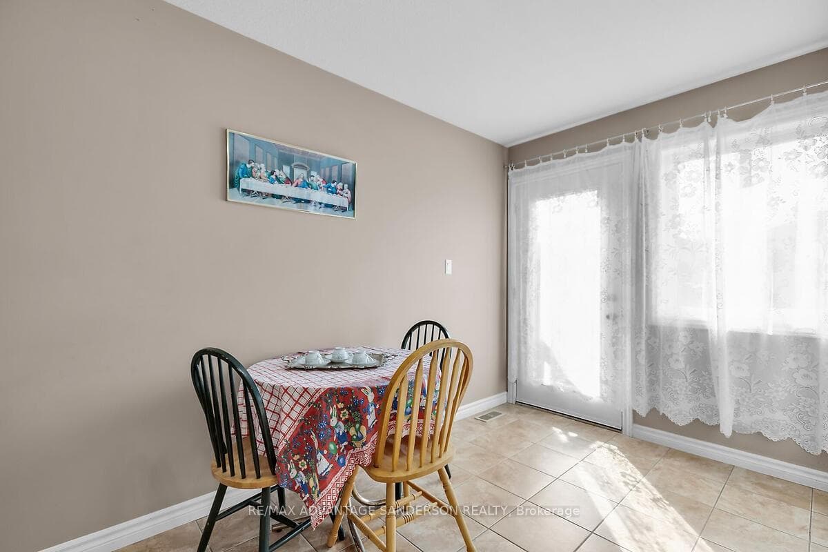 1674 Seymour Crescent photo 17