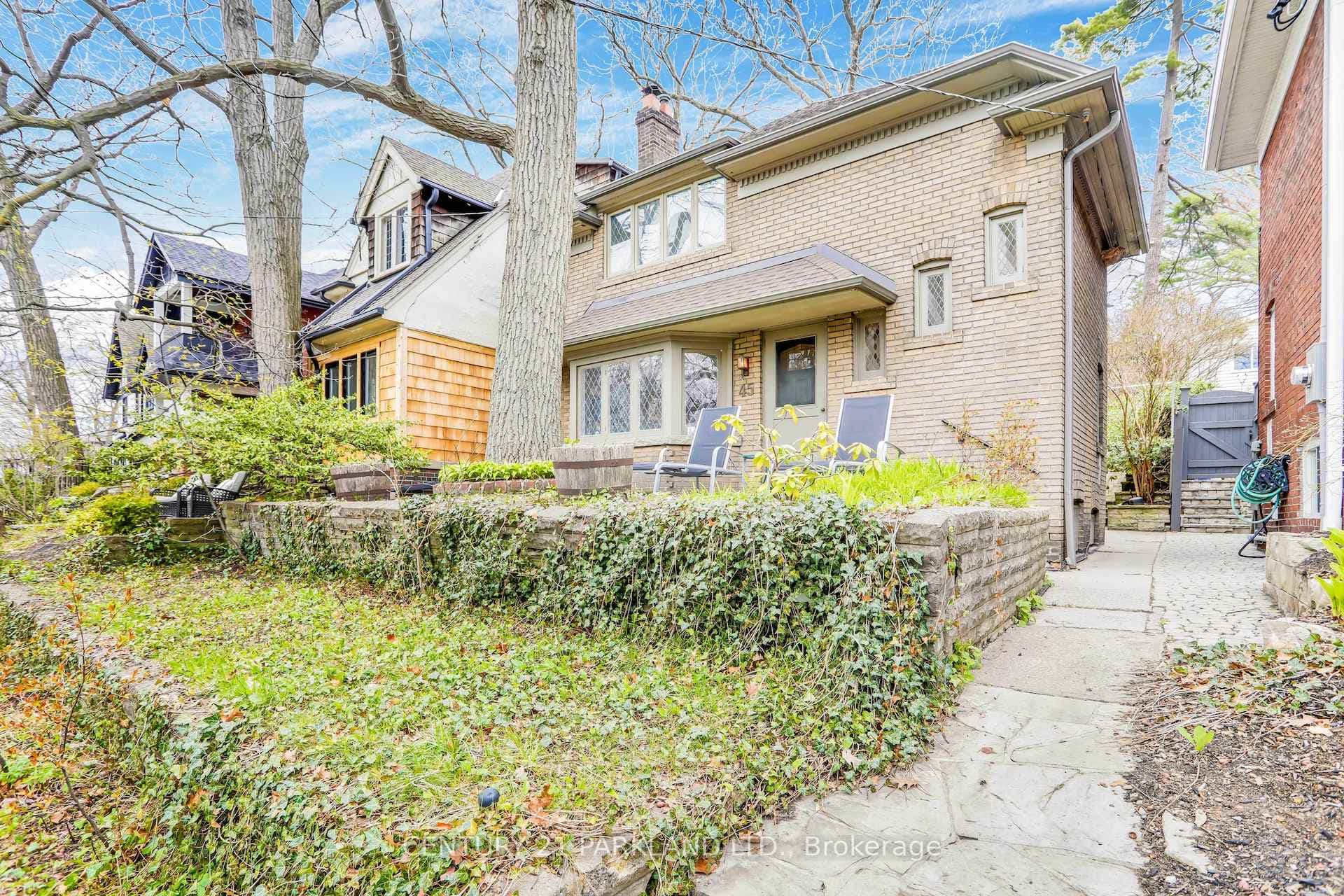 45 Pine Crescent photo 1