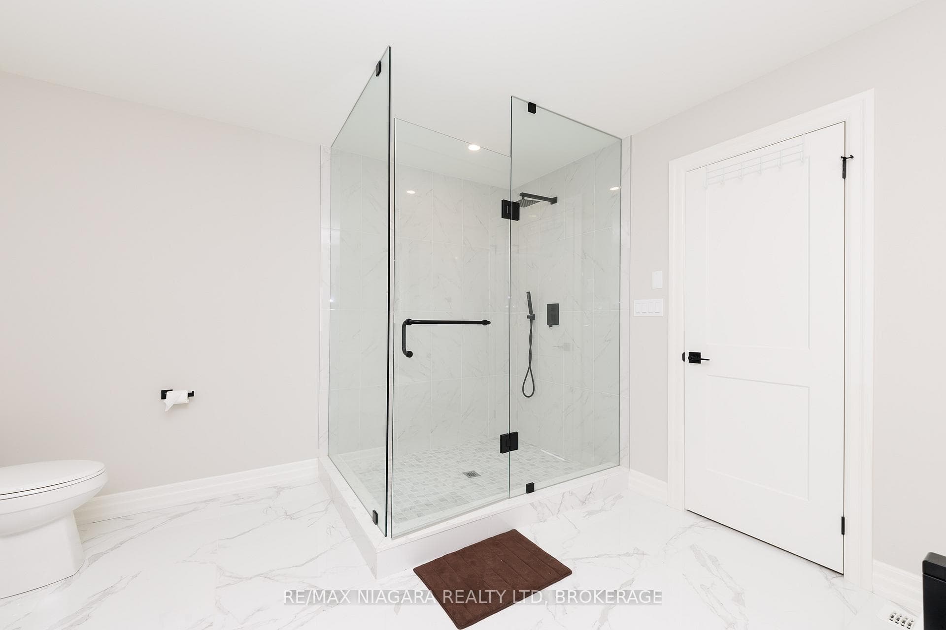 Primary Bedroom w/5pc ensuite & walk-in closet