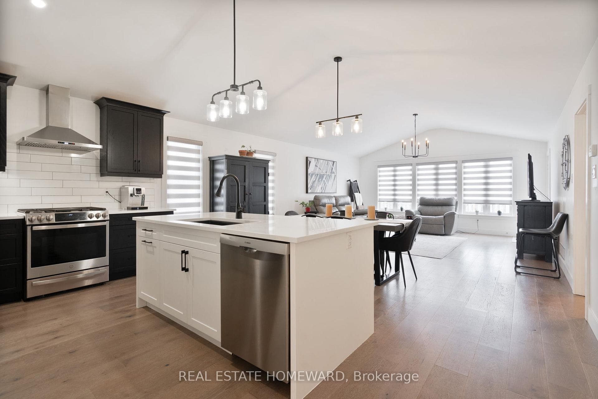2150 Thornicroft Crescent photo 3