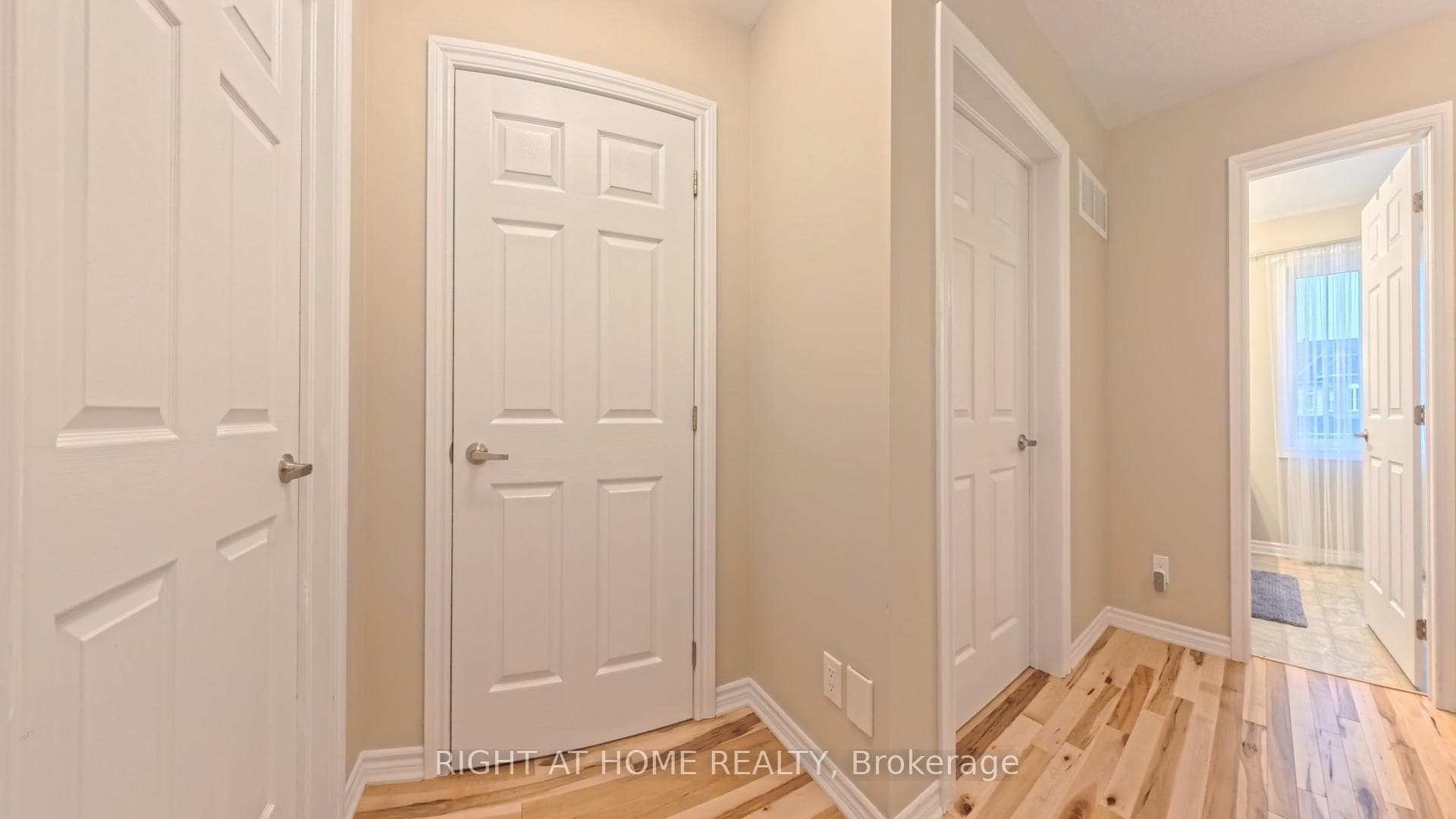 566 Dundonald Drive photo 29